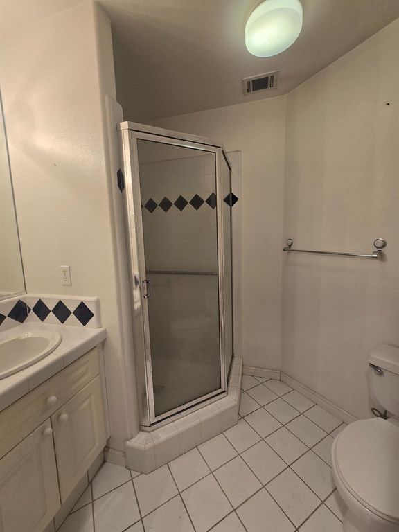 Image 11 of property listing at 7449 N Lodi Ave, Fresno, CA 93722