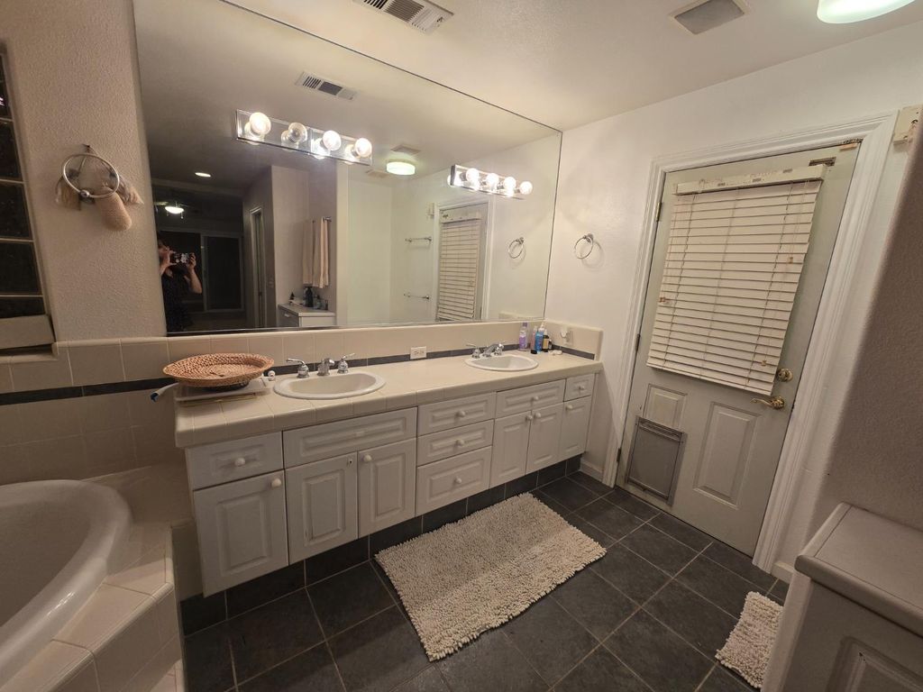 Image 12 of property listing at 7449 N Lodi Ave, Fresno, CA 93722