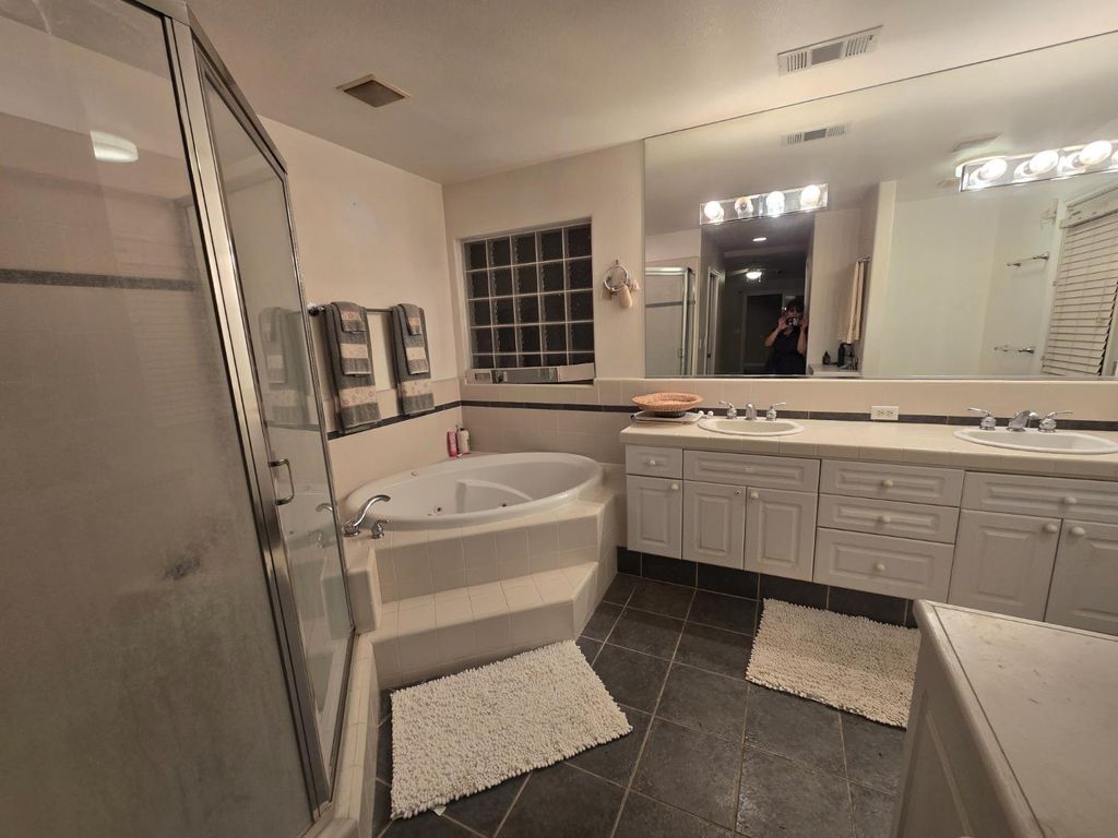Image 13 of property listing at 7449 N Lodi Ave, Fresno, CA 93722