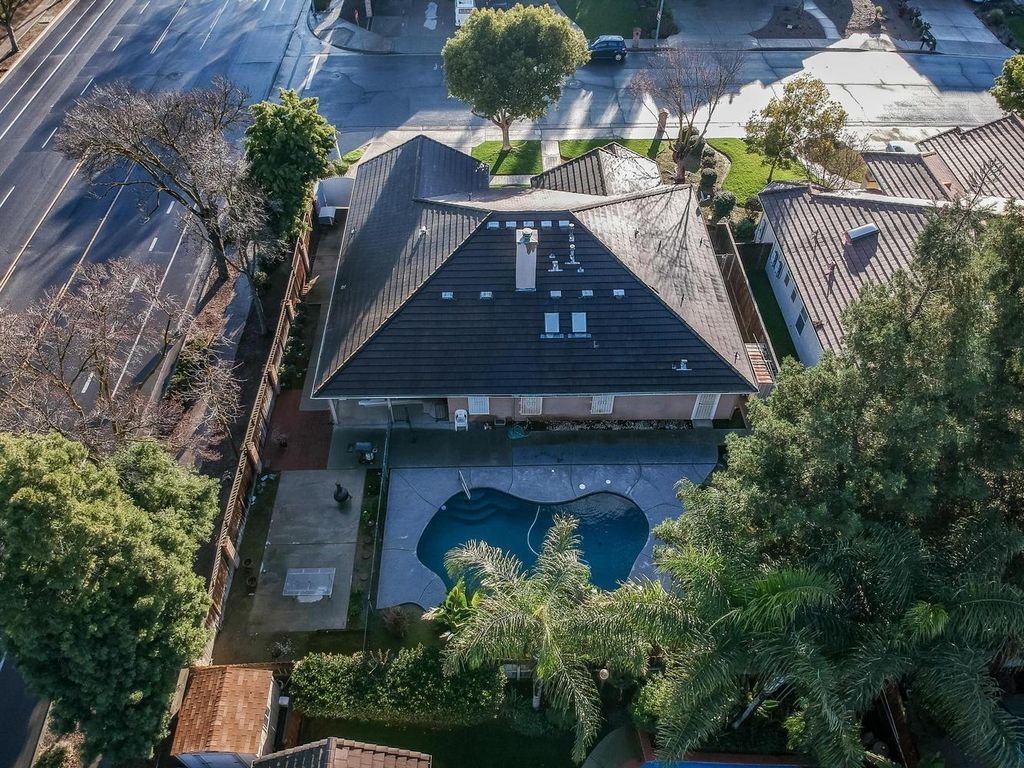 Image 2 of property listing at 7449 N Lodi Ave, Fresno, CA 93722