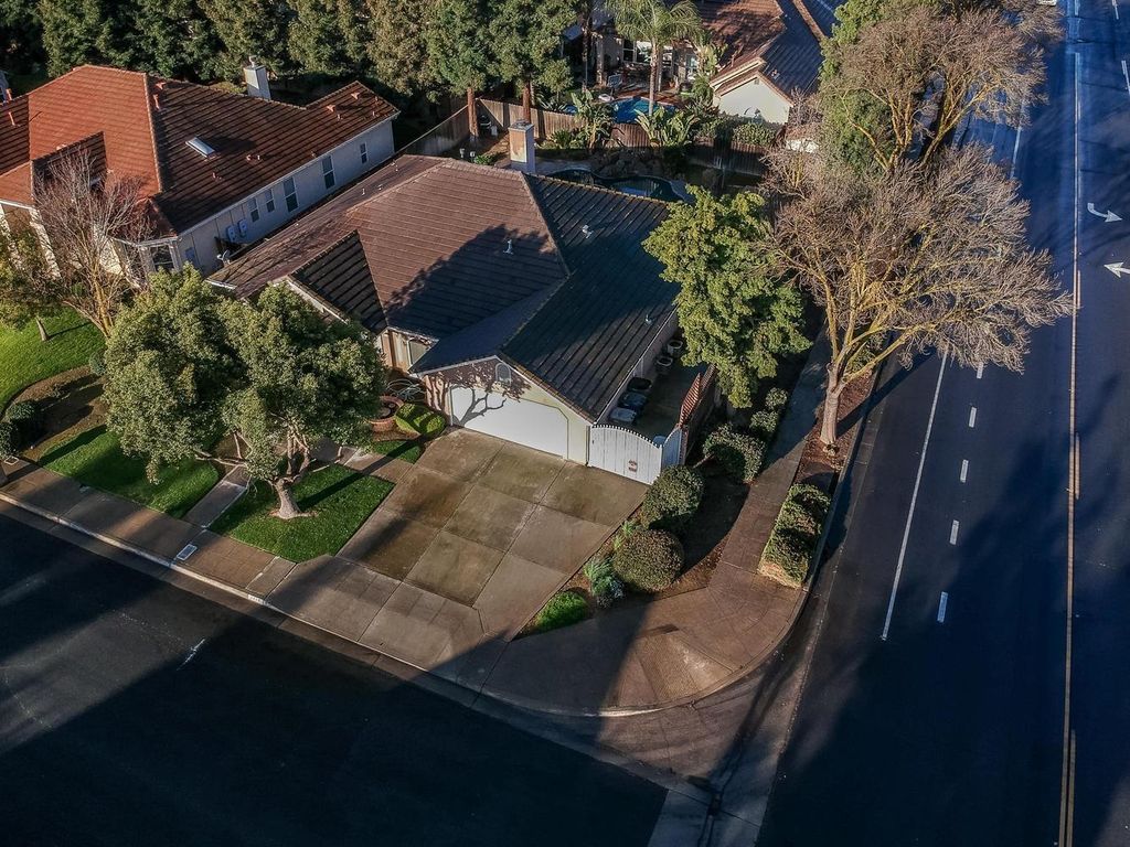 Image 3 of property listing at 7449 N Lodi Ave, Fresno, CA 93722