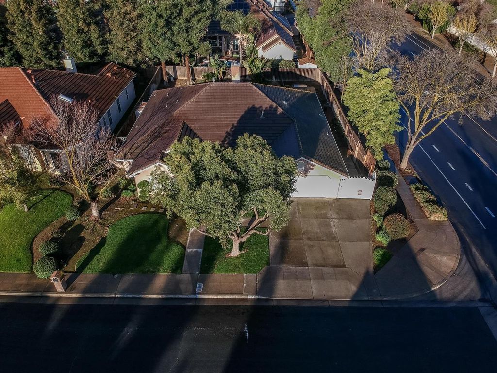 Image 4 of property listing at 7449 N Lodi Ave, Fresno, CA 93722