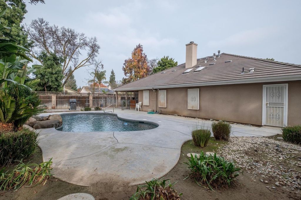 Image 5 of property listing at 7449 N Lodi Ave, Fresno, CA 93722