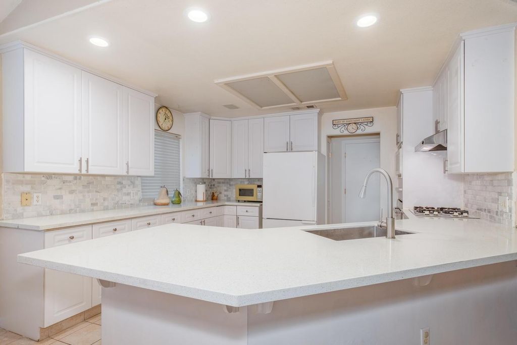 Image 6 of property listing at 7449 N Lodi Ave, Fresno, CA 93722