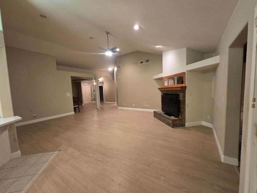 Image 7 of property listing at 7449 N Lodi Ave, Fresno, CA 93722