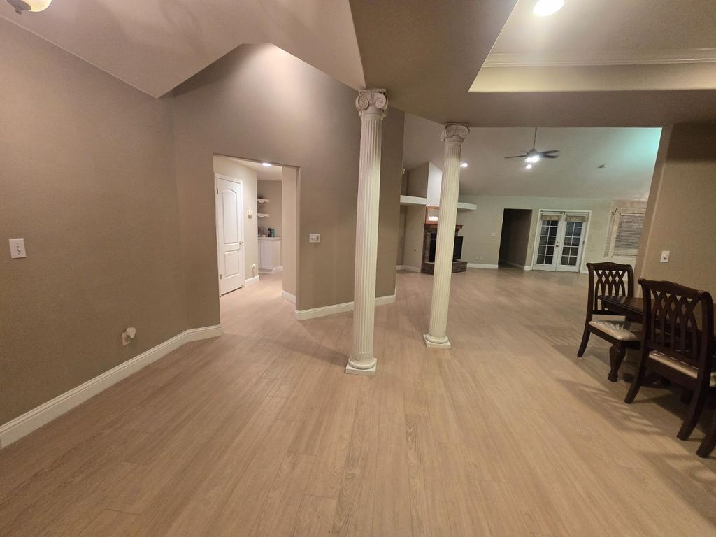 Image 8 of property listing at 7449 N Lodi Ave, Fresno, CA 93722