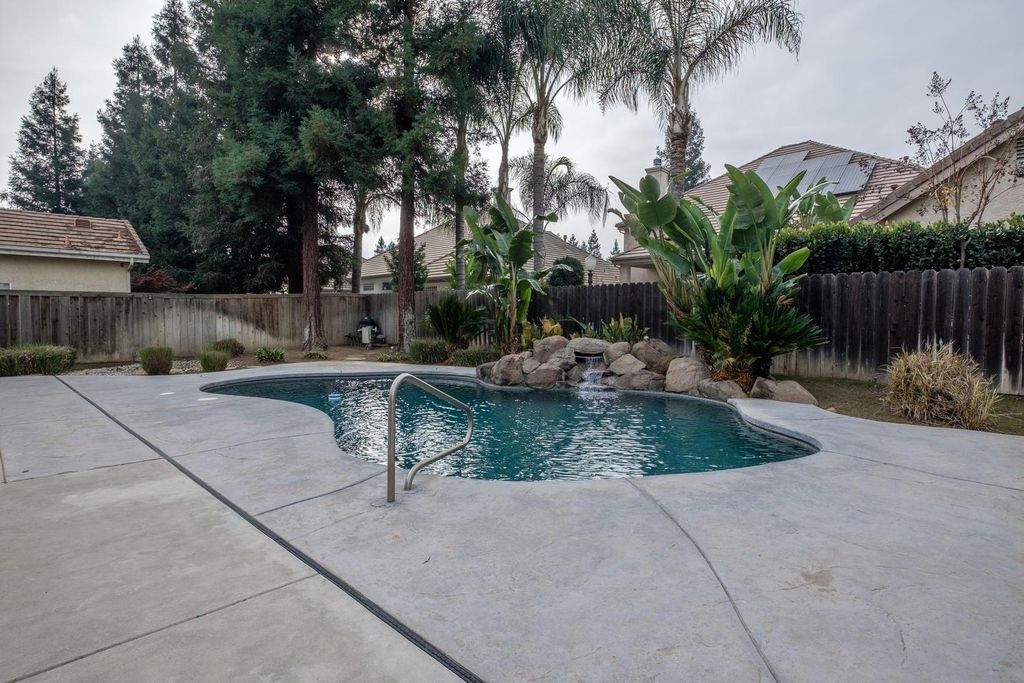 Image 9 of property listing at 7449 N Lodi Ave, Fresno, CA 93722