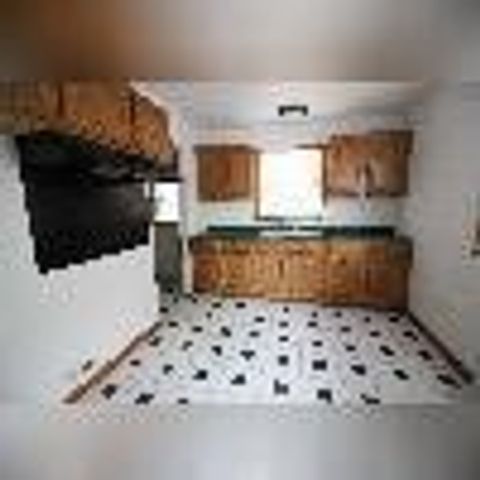 936 E Mahan Avenue, Hazel Park, MI 48030