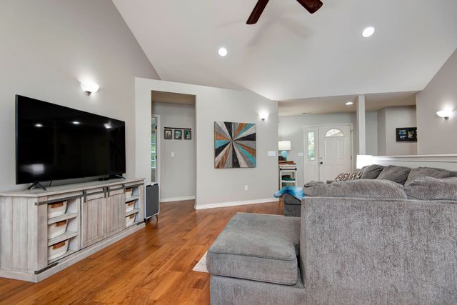 326 Country Bluff Drive, Branson, MO 65616