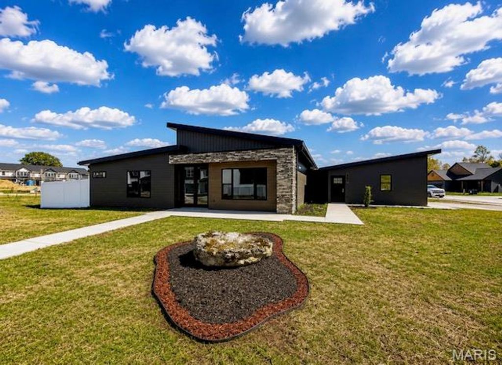 202 Jimmy H Drive, Jonesburg, MO 63351