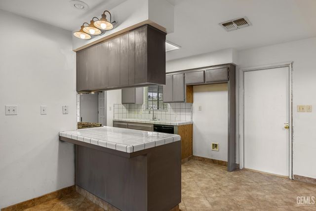 10000 Marilee Avenue, Bakersfield, CA 93312