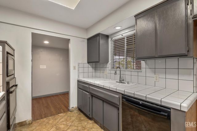 10000 Marilee Avenue, Bakersfield, CA 93312