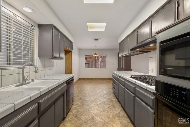 10000 Marilee Avenue, Bakersfield, CA 93312