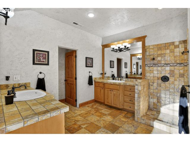 18380 S FERGUSON Rd, Oregon City, OR 97045