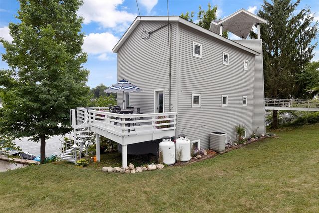 15657 Lakeview Drive, Buchanan, MI 49107