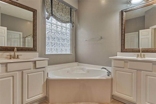 28 Misty Harbor E, Montgomery, TX 77356