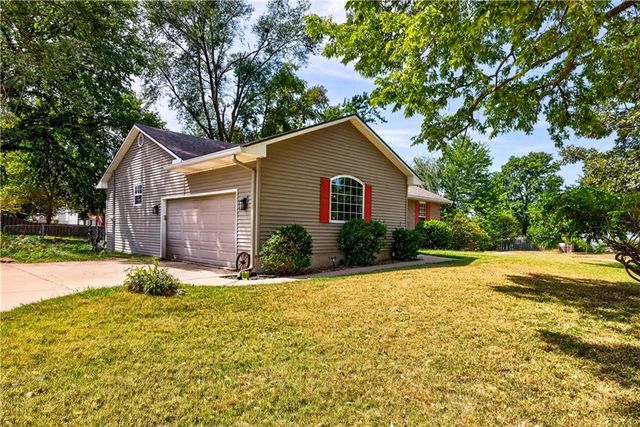 105 W South Street, Spring Hill, KS 66083