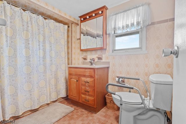 47 Elycroft Pkwy, Rutherford Boro, NJ 07070