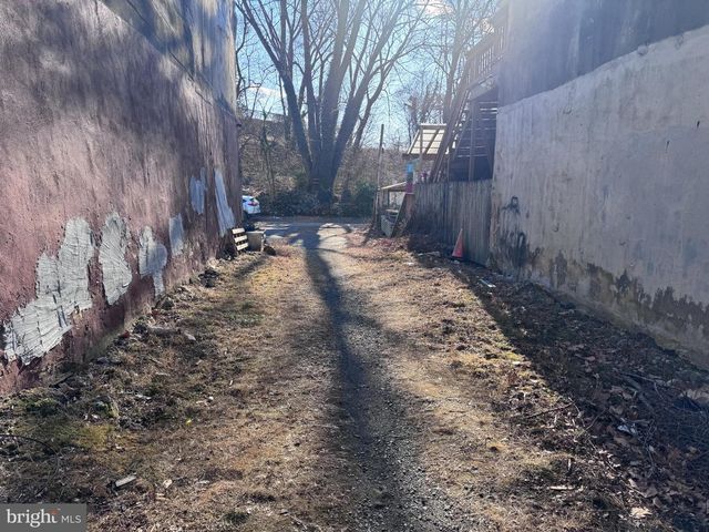 4040 RIDGE AVE, Philadelphia, PA 19129