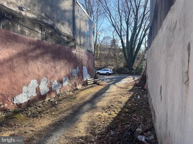 4040 RIDGE AVE, Philadelphia, PA 19129