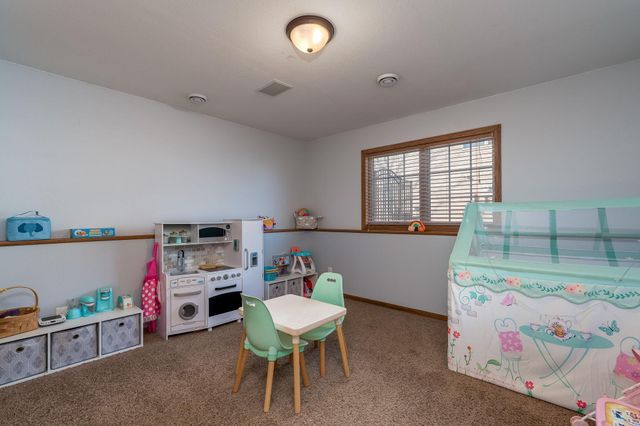 228 Grovebrook Circle, Mankato, MN 56001