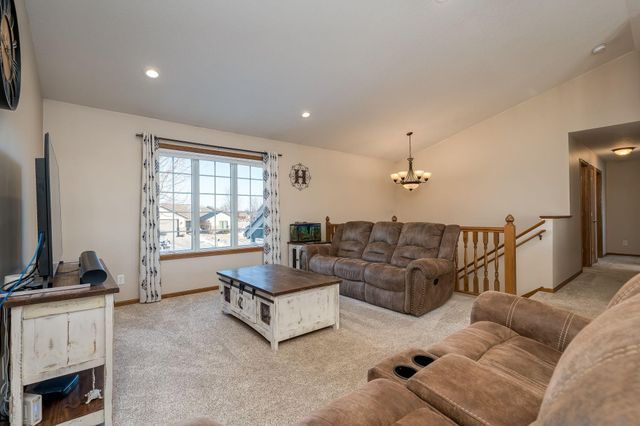 228 Grovebrook Circle, Mankato, MN 56001