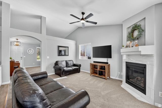 214 S LARKIN LN, Kaysville, UT 84037