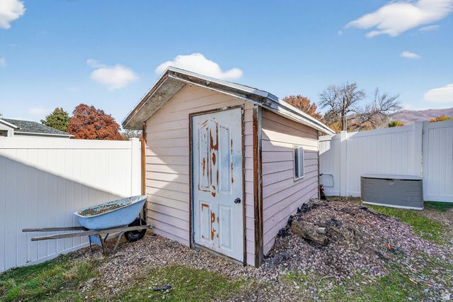 214 S LARKIN LN, Kaysville, UT 84037