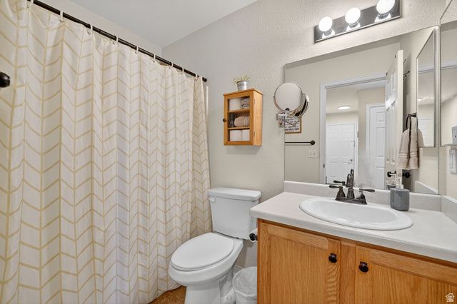 214 S LARKIN LN, Kaysville, UT 84037