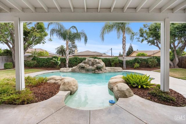 10717 Rising Sun Drive, Bakersfield, CA 93312