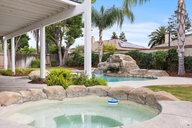 10717 Rising Sun Drive, Bakersfield, CA 93312