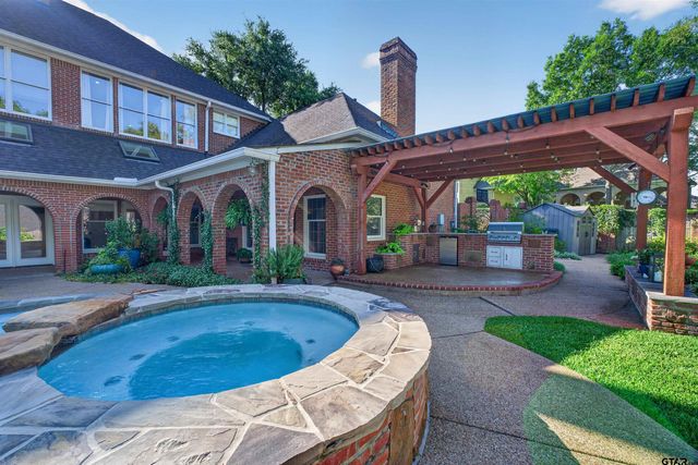 6401 Hollytree Circle, Tyler, TX 75703
