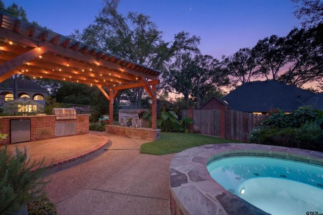 6401 Hollytree Circle, Tyler, TX 75703