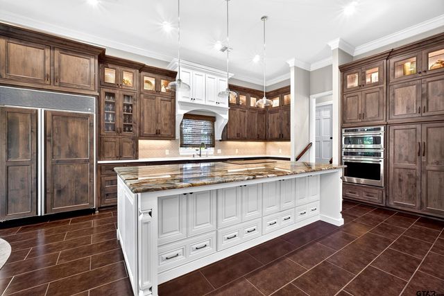 6401 Hollytree Circle, Tyler, TX 75703