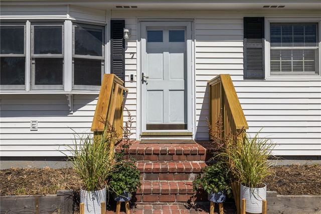 7 Namquid Drive, Middletown, RI 02842