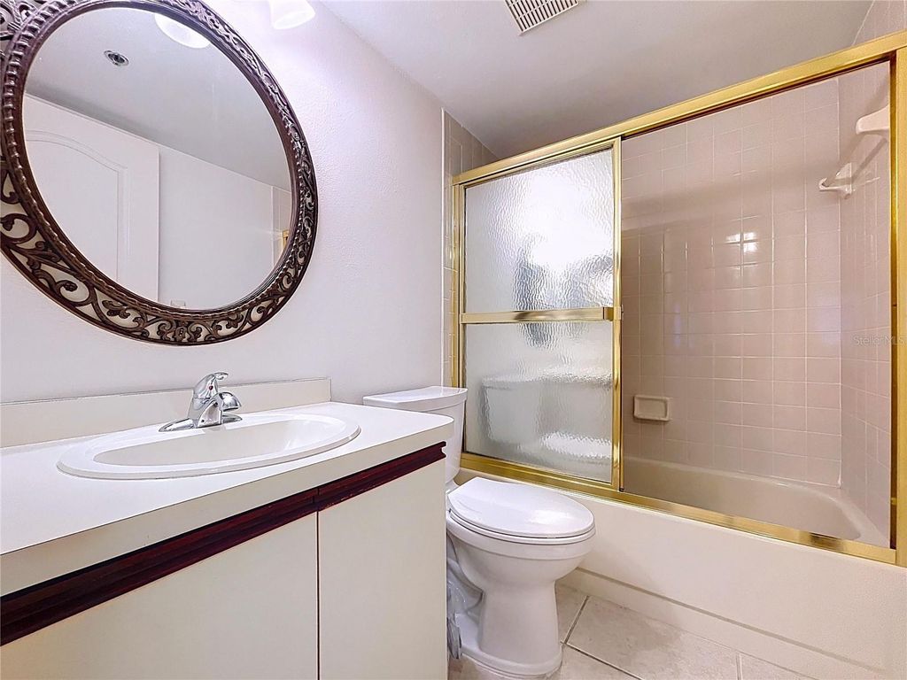 Image 11 of property listing at 7201 29TH AVE DRIVE 102, Bradenton, FL 34209