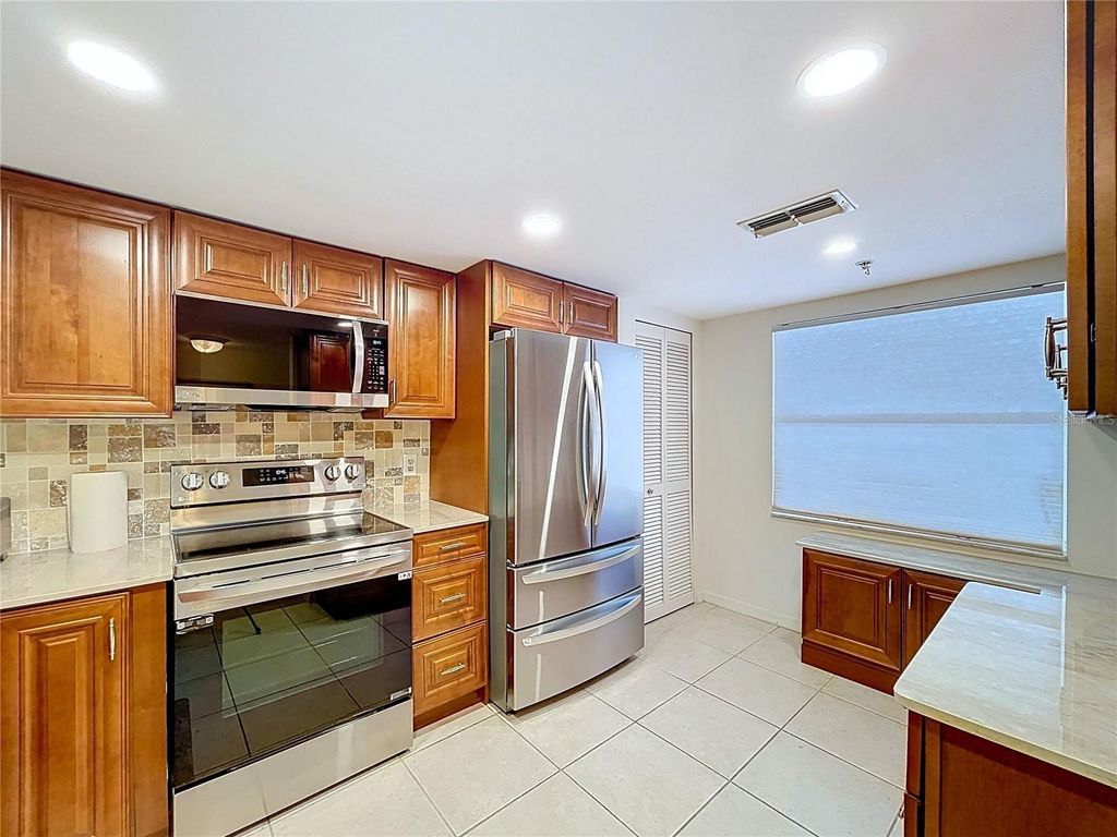 Image 3 of property listing at 7201 29TH AVE DRIVE 102, Bradenton, FL 34209