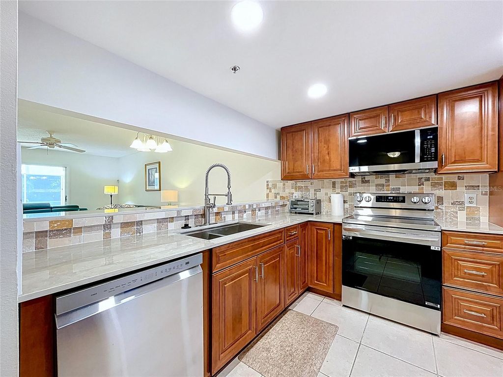 Image 4 of property listing at 7201 29TH AVE DRIVE 102, Bradenton, FL 34209