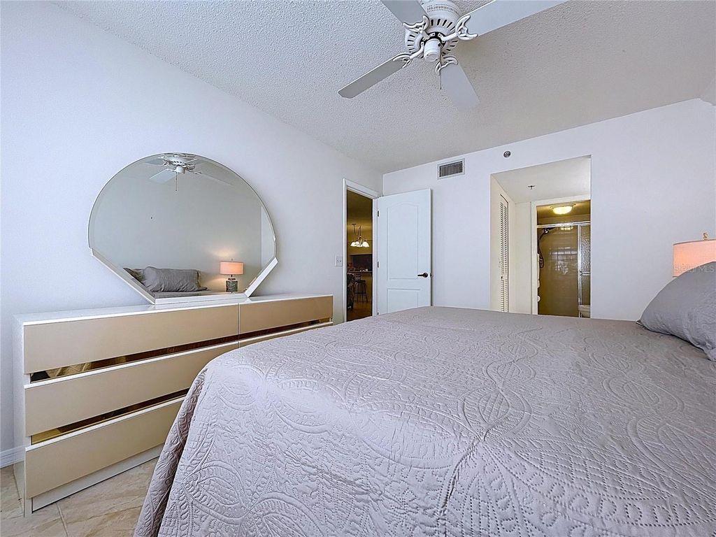 Image 8 of property listing at 7201 29TH AVE DRIVE 102, Bradenton, FL 34209