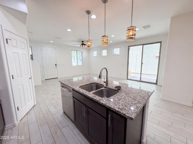 5728 W RAYMOND Street, Phoenix, AZ 85043
