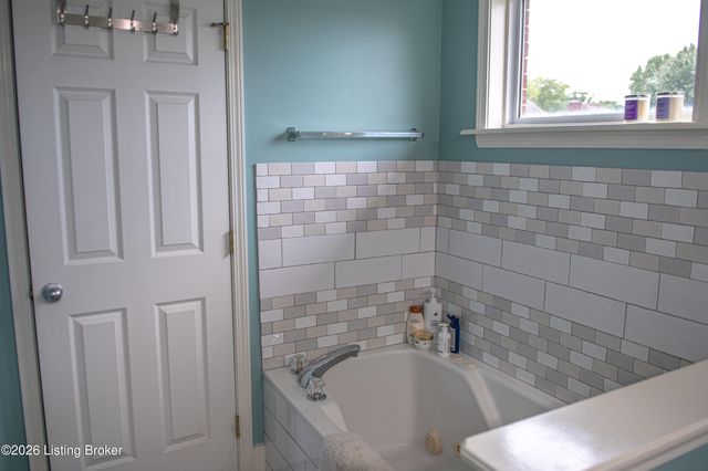 13314 Oak Forest Ct, Louisville, KY 40245