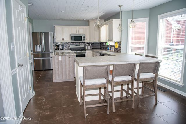 13314 Oak Forest Ct, Louisville, KY 40245