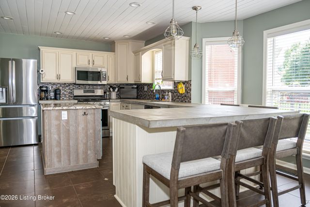 13314 Oak Forest Ct, Louisville, KY 40245