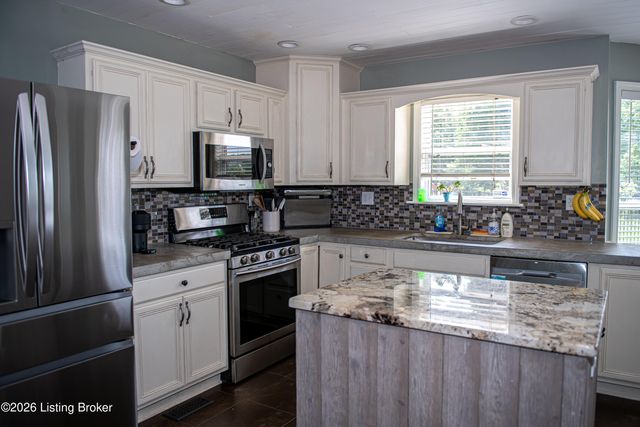 13314 Oak Forest Ct, Louisville, KY 40245