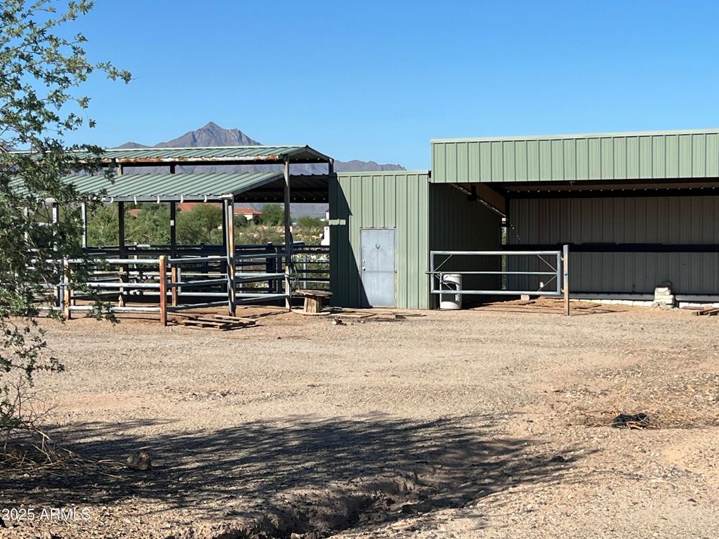 Image 5 of property listing at 11500 S 36TH Avenue -, Laveen, AZ 85339