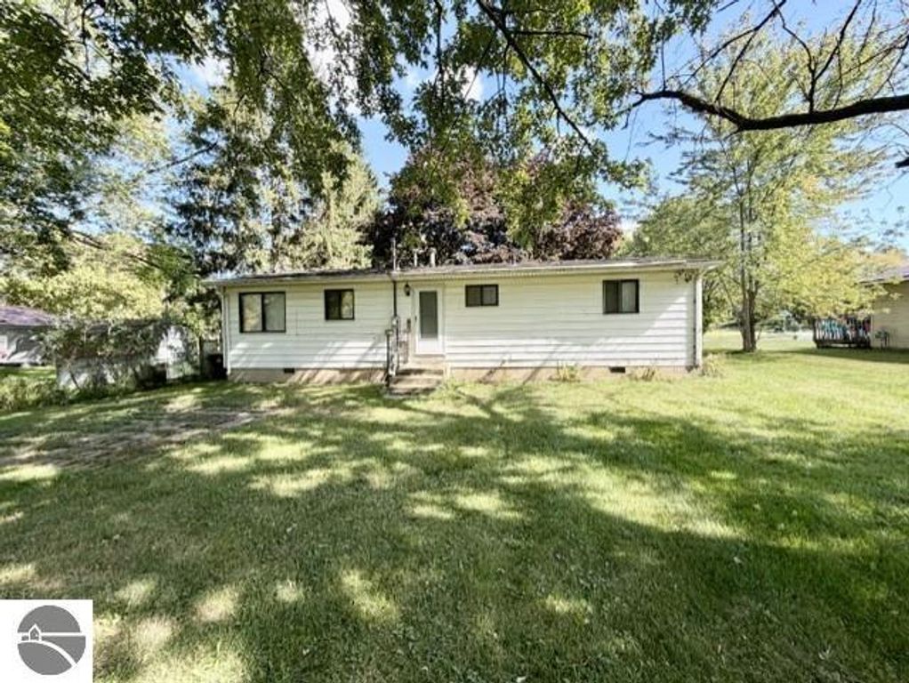 Image 2 of property listing at 510 S Mill Street, St Louis, MI 48880