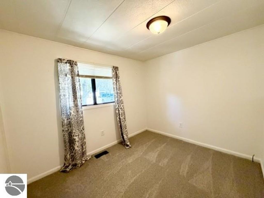Image 6 of property listing at 510 S Mill Street, St Louis, MI 48880