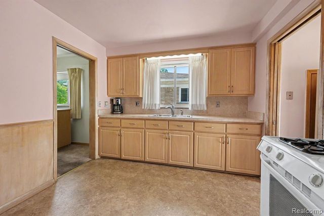 24211 Manistee Street, Oak Park, MI 48237