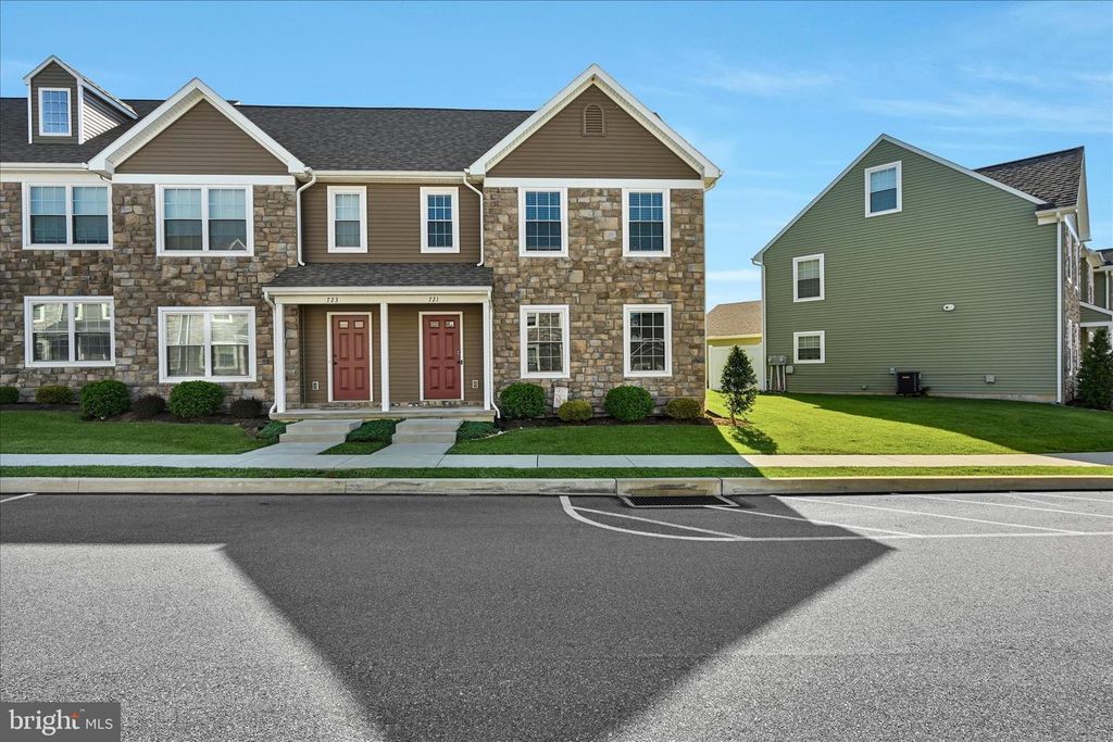 721 FARMWOOD LN, Lebanon, PA 17042