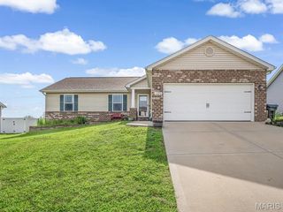 1225 Sherwood Lane, Waterloo, IL 62298
